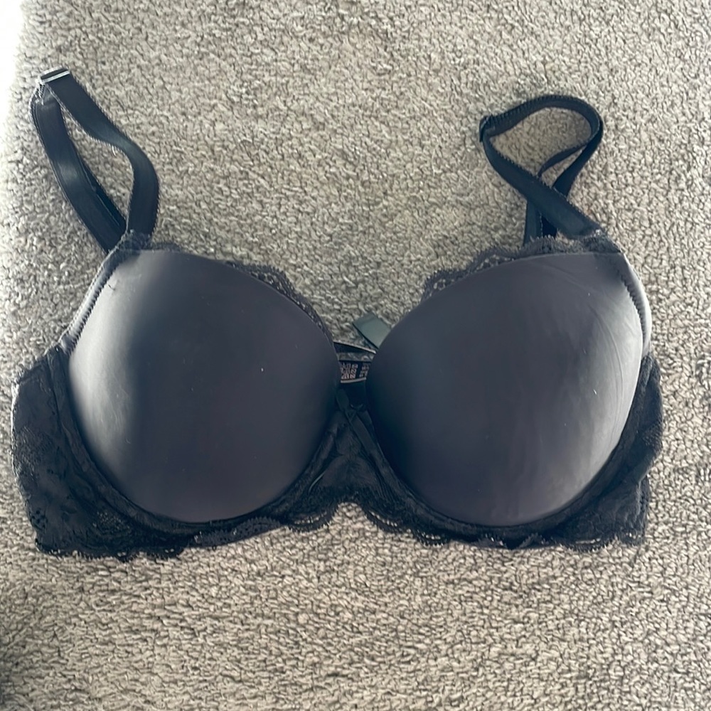 VGC Victoria’s Black, Lace Trim, Secret Dream Angel Bra. Size 32DD